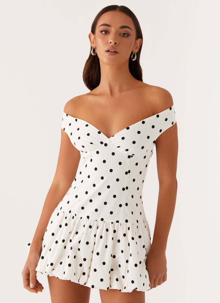 Schulterfreies gepunktetes Minikleid