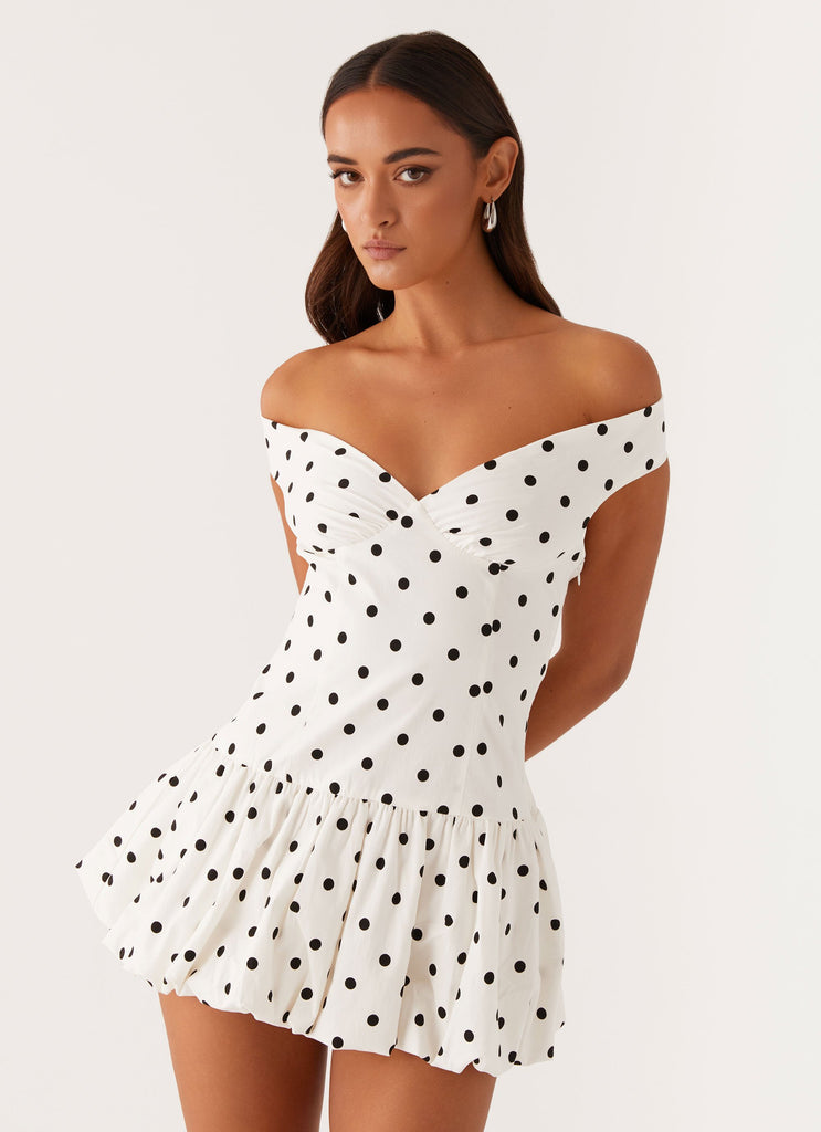 Schulterfreies gepunktetes Minikleid