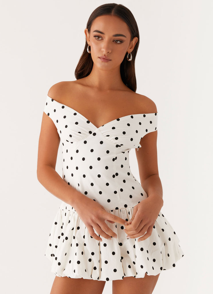 Schulterfreies gepunktetes Minikleid